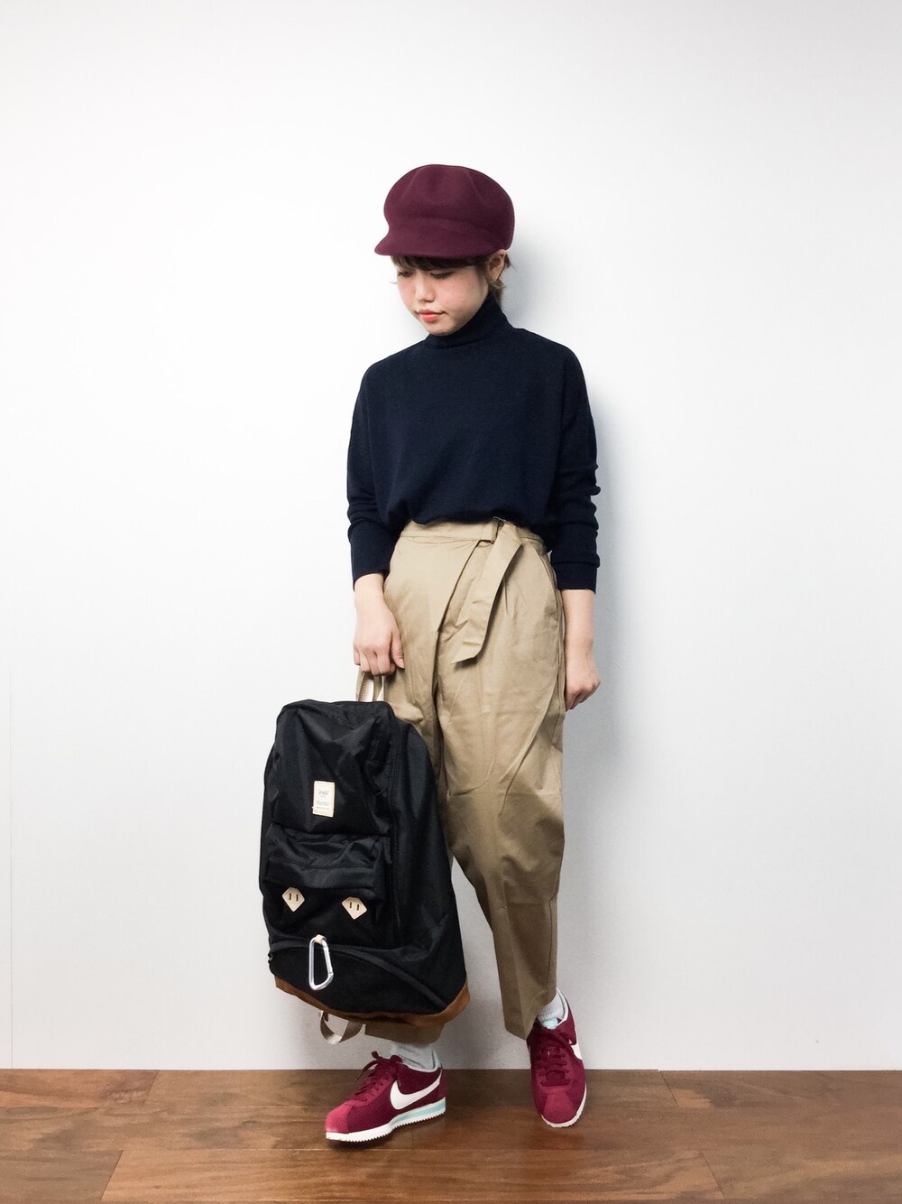 「カジュアル、チノパン、ボルドー、キャスケット、ラフ、ハイネックニット、黒リュック、ootd、シティーボーイ、ゆるコーデ」｜「NANO universeのポコポコウールキャスケット（キャスケット、レッド系）」を使った、konabeさん（レディース・153cm）の冬コーディネートの1枚目の写真