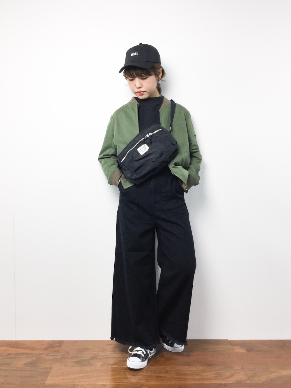 「MA-1、キャップ、ブラックコーデ、モノトーン、メンズライク、デニムパンツ、ラフ、カーキアウター、ゆるコーデ、サコッシュ」｜「X-girlのCHECKERED CAP（キャップ、ブラック系）」を使った、konabeさん（レディース・153cm）の冬コーディネートの1枚目の写真
