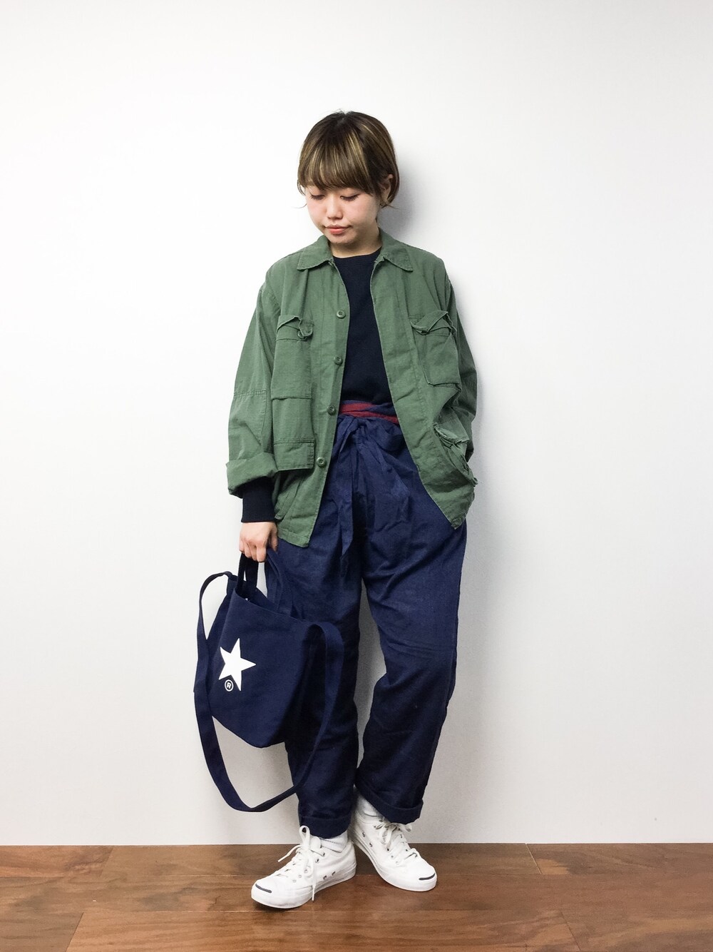 「スウェット、トートバッグ、ミリタリー、converse、メンズライク、ラフ、ジャックパーセル、ゆるコーデ、カーキシャツ、巻きパンツ」｜「MHL.のLIGHT LOOPBACK COTTON					（スウェット、ブルー系）」を使った、konabeさん（レディース・153cm）の春コーディネートの1枚目の写真