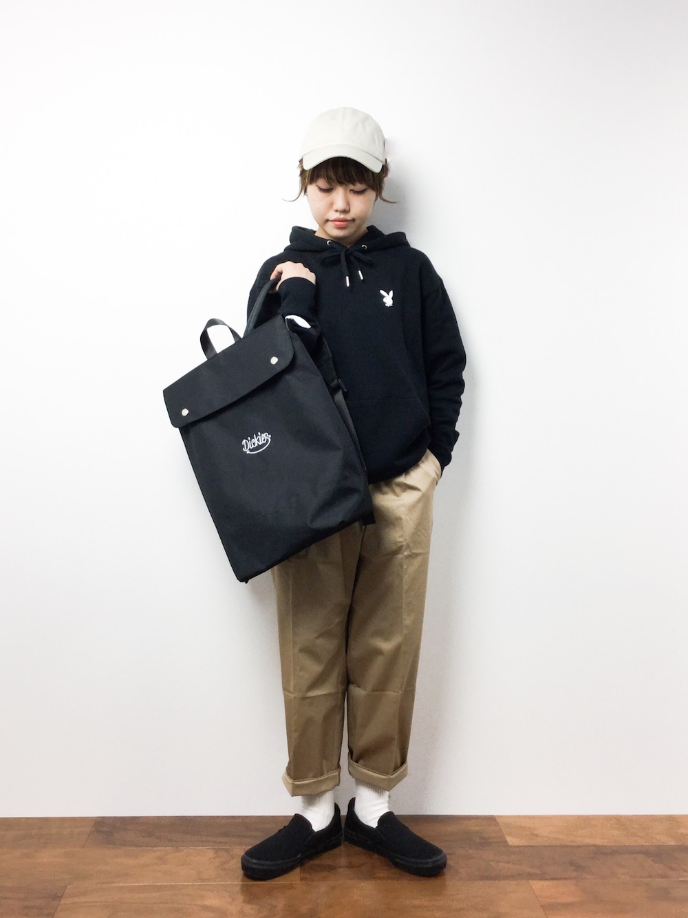 「VANS、チノパン、キャップ、パーカー、メンズライク、スリッポン、ラフ、黒リュック、ゆるコーデ、ブラック×ベージュ」｜「C.E.L.STOREのBAYSIDE/ベイサイド COTTON TWILL CAP（キャップ、ベージュ系）」を使った、konabeさん（レディース・153cm）の春コーディネートの1枚目の写真
