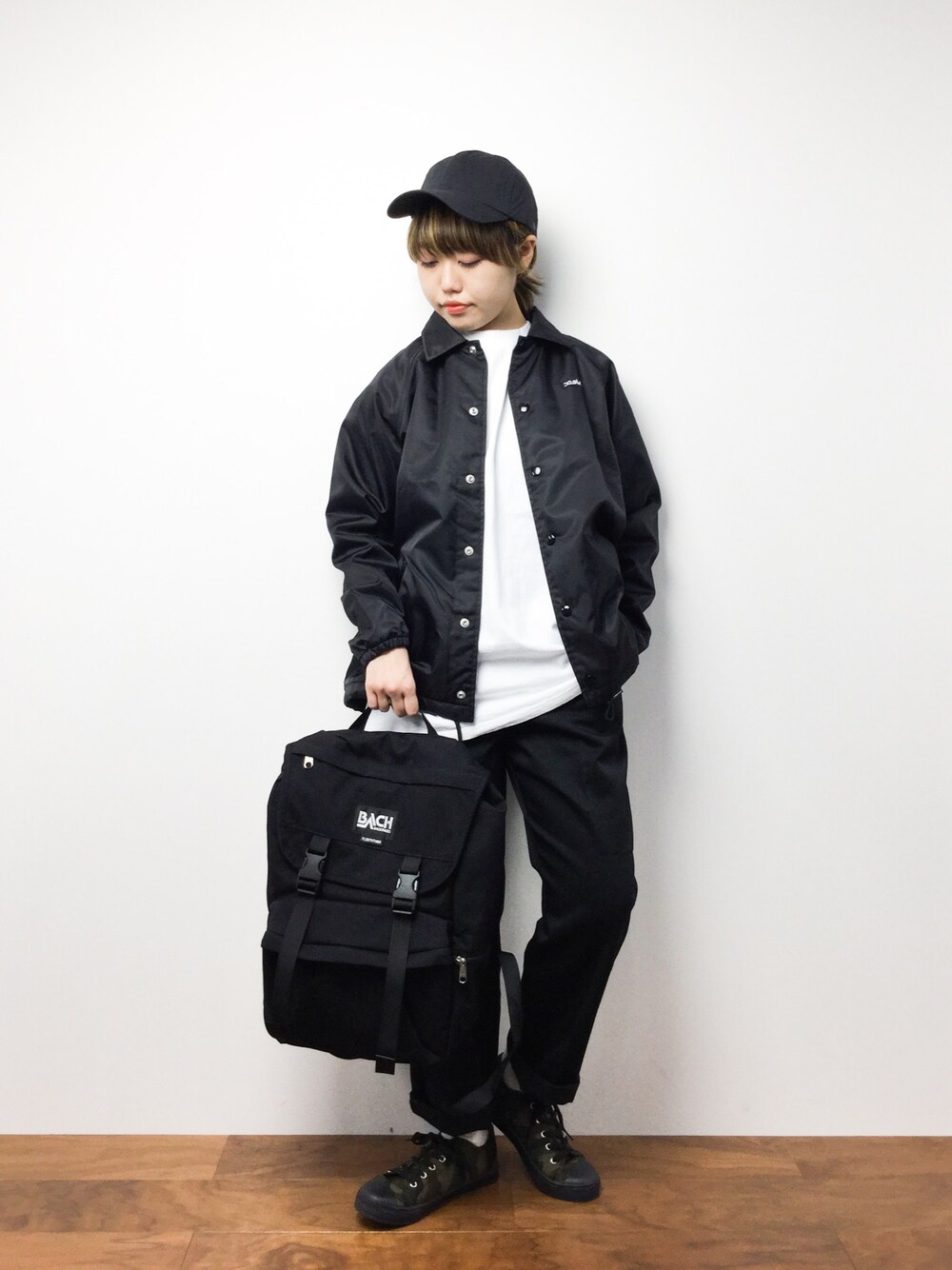 「ブラックコーデ、黒、Dickies、コーチジャケット、メンズライク、ラフ、黒リュック、白Tシャツ、ゆるコーデ、だぼっとゆるっと。」｜「X-girlのBOX LOGO COACH JACKET（ブルゾン、ブラック系）」を使った、konabeさん（レディース・153cm）の春コーディネートの1枚目の写真