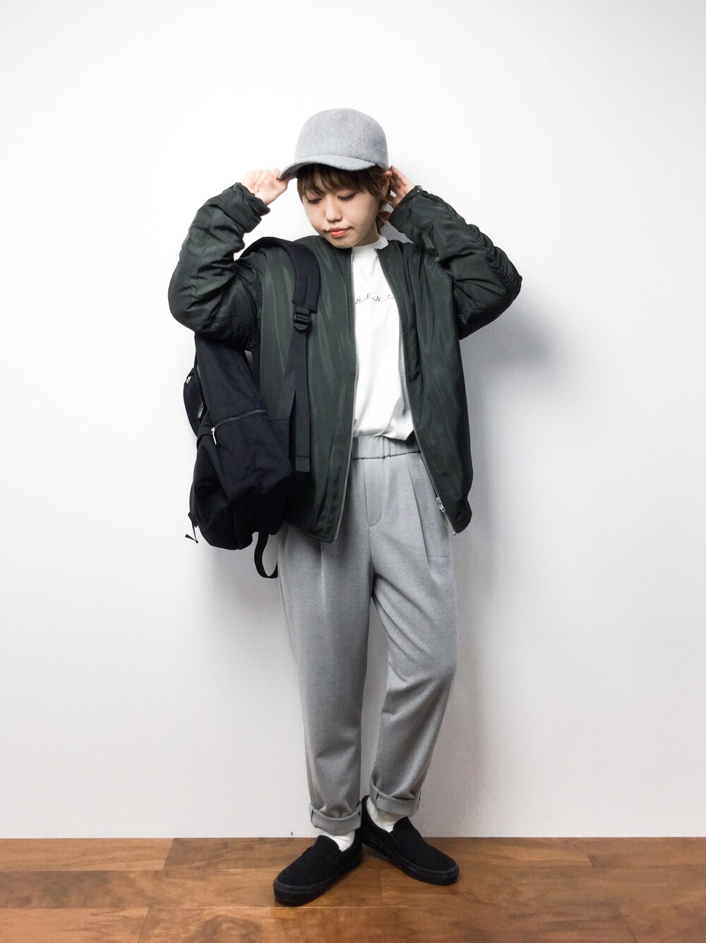 「VANS、MA-1、キャップ、黒、モノトーン、メンズライク、ラフ、黒リュック、白Tシャツ、ゆるコーデ」｜「Factor=のFactor=　ウールベースキャップ（キャップ、グレー系）」を使った、konabeさん（レディース・153cm）の春コーディネートの1枚目の写真
