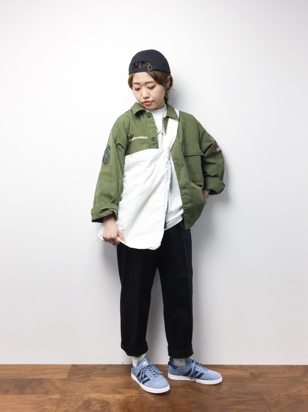 ホワイト系のTシャツ/カットソー、グリーン系のシャツ/ブラウス、ホワイト系のショルダーバッグを着用したレディースの春コーディネートの1枚目の写真