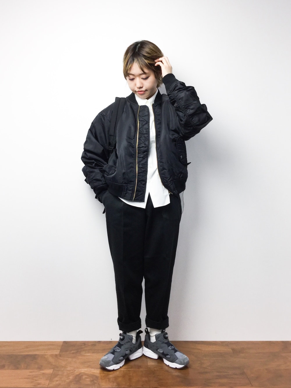 「MA-1、reebok、黒、メンズライク、ラフ、ポンプフューリー、黒リュック、シャツスタイル、ゆるコーデ、だぼっとゆるっと。」｜「I am I in fact...の80/1タイプライター　DON'T STOPシャツ（シャツ/ブラウス、ホワイト系）」を使った、konabeさん（レディース・153cm）の春コーディネートの1枚目の写真