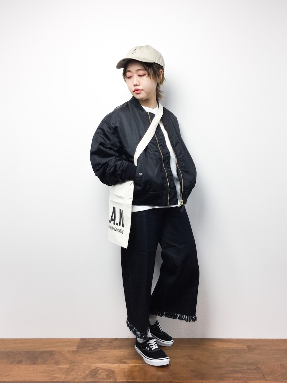 「VANS、MA-1、キャップ、ブラックコーデ、黒、モノトーン、メンズライク、ラフ、ゆるコーデ、だぼっとゆるっと。」｜「FREAK'S STOREのMA-1（MA-1、ブラック系）」を使った、konabeさん（レディース・153cm）の春コーディネートの1枚目の写真