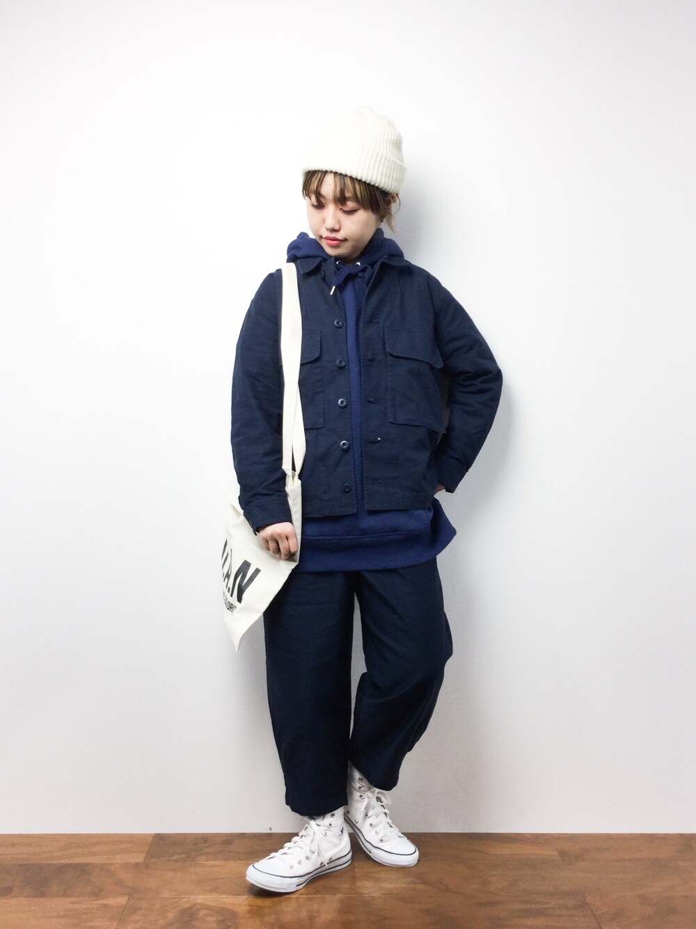 「セットアップ、ニット帽、ショルダーバッグ、パーカー、converse、ミリタリージャケット、メンズライク、ラフ、ネイビー×ホワイト、ゆるコーデ」｜「LOWRYS FARMのウラキモウＢＩＧパーカー　743064 （パーカー、ブルー系）」を使った、konabeさん（レディース・153cm）の春コーディネートの1枚目の写真