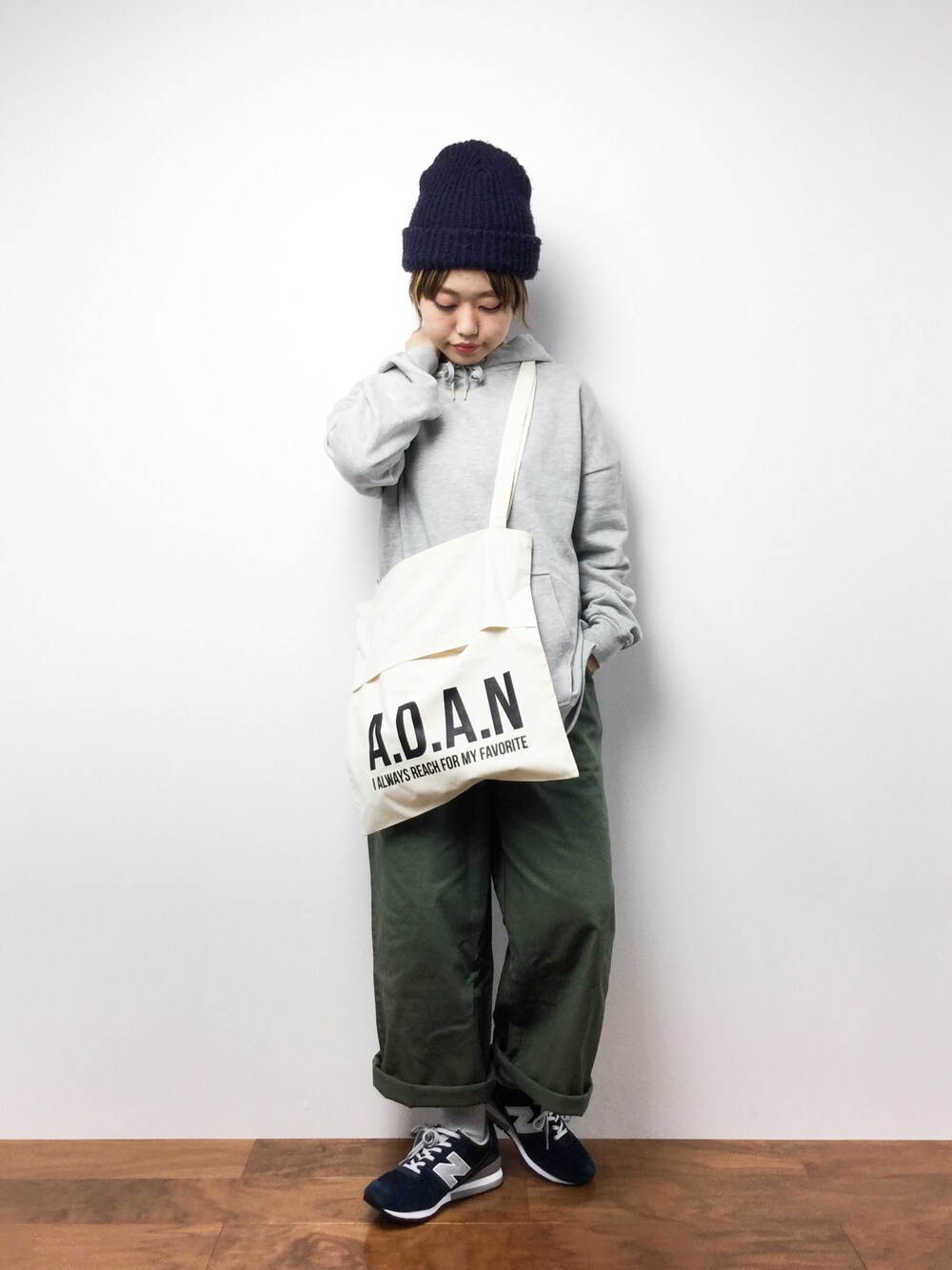 「ミリタリー、ニット帽、ショルダーバッグ、New Balance、メンズライク、ラフ、カーキパンツ、グレーパーカー、ゆるコーデ、だぼっとゆるっと。」｜「select MOCAのオーバーサイズボックスシルエットドロップショルダーサイドスリットパーカー（パーカー、グレー系）」を使った、konabeさん（レディース・153cm）の春コーディネートの1枚目の写真