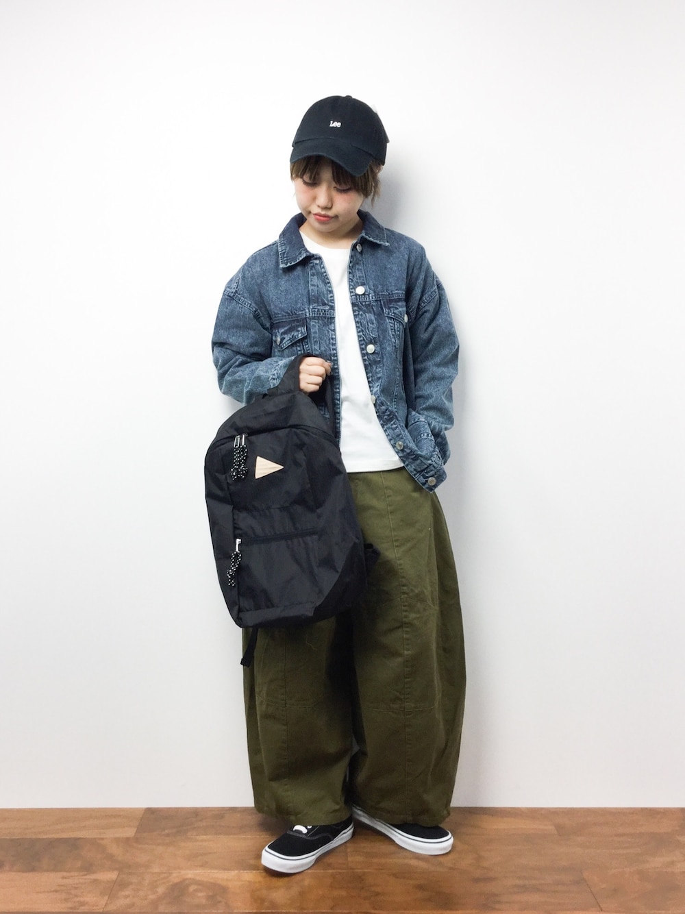 「VANS、デニムジャケット、キャップ、メンズライク、ラフ、古着MIX、黒リュック、カーキパンツ、ゆるコーデ、だぼっとゆるっと。」｜「LeeのLee(リー)ツイルキャップ（キャップ、ブラック系）」を使った、konabeさん（レディース・153cm）の春コーディネートの1枚目の写真