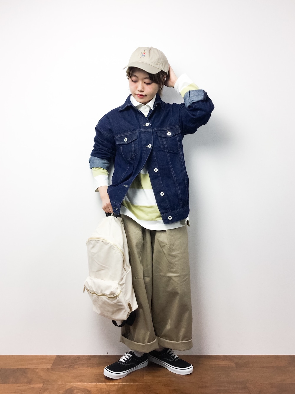 「VANS、リュック、チノパン、デニムジャケット、キャップ、メンズライク、ラフ、太ボーダー、ゆるコーデ、だぼっとゆるっと。」｜「KaneZのKaneZコラボレッツダンスキャップ（キャップ、ベージュ系）」を使った、konabeさん（レディース・153cm）の春コーディネートの1枚目の写真