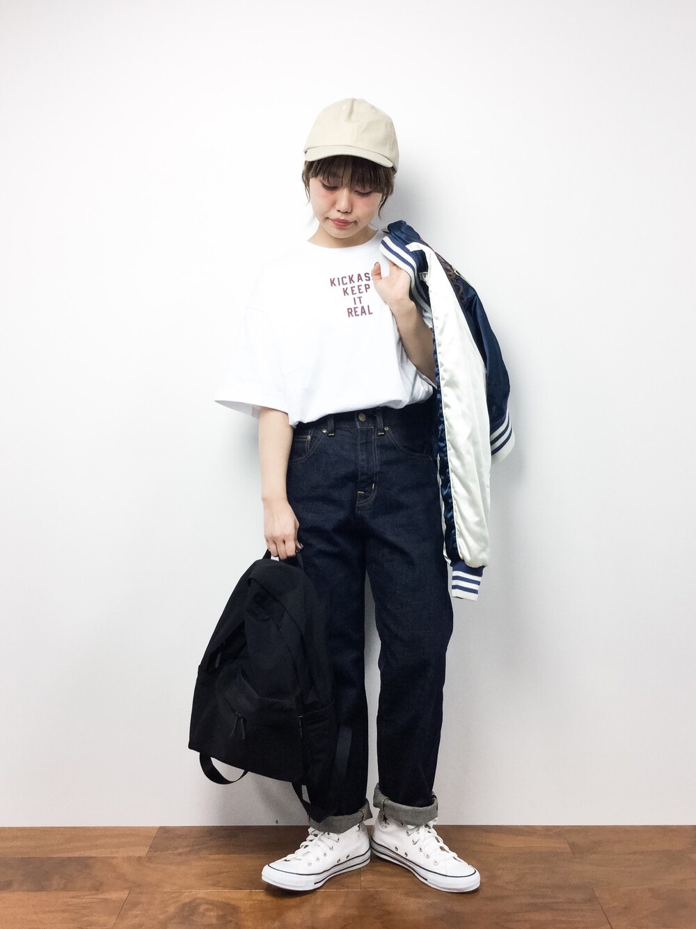 「スカジャン、キャップ、converse、メンズライク、ラフ、ロールアップ、黒リュック、白Tシャツ、ゆるコーデ、濃紺デニム」｜「MERLOTのベースボールキャップ9795（キャップ、ベージュ系）」を使った、konabeさん（レディース・153cm）の春コーディネートの1枚目の写真
