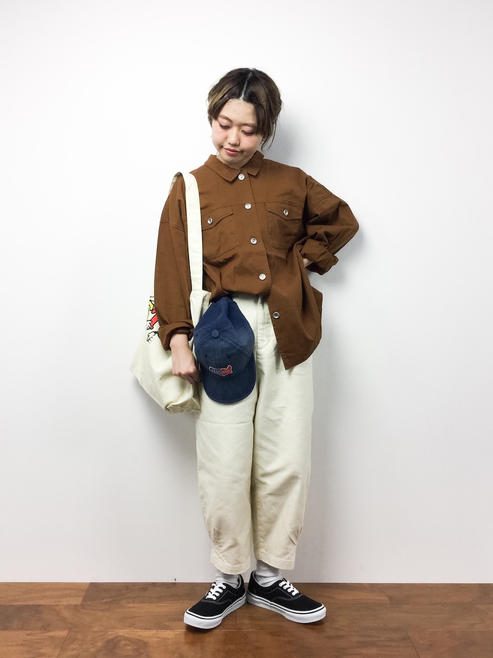 「VANS、ショルダーバッグ、キャップ、ブラウン、メンズライク、ラフ、シャツスタイル、ゆるコーデ、古着風、だぼっとゆるっと。」｜「URBAN RESEARCH Sonny LabelのSonny Label ワッペンキャンバスキャップ（ニットキャップ/ビーニー、ブルー系）」を使った、konabeさん（レディース・153cm）の春コーディネートの1枚目の写真