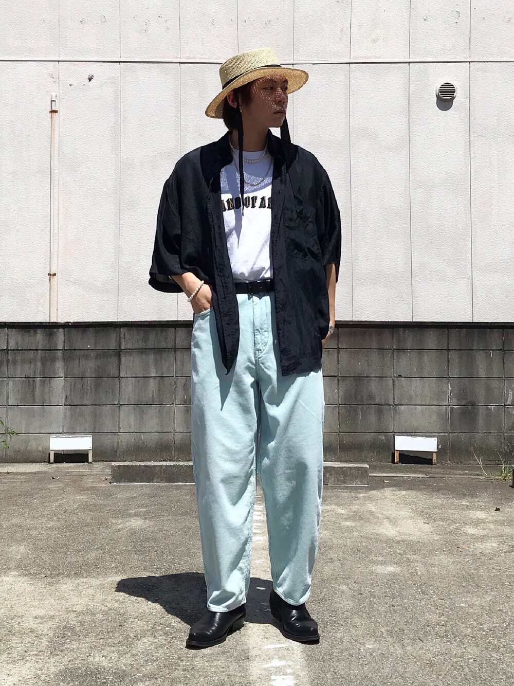 ホワイト系のTシャツ/カットソー、ブルー系のパンツ、ベージュ系のハットを着用したメンズの夏コーディネートの1枚目の写真