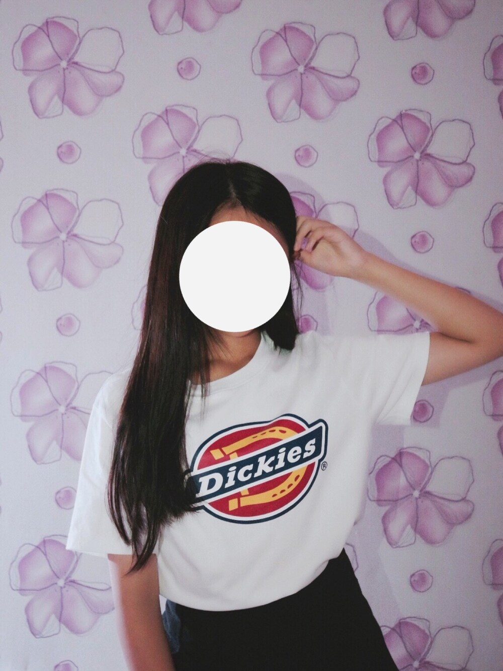 「Dickiesのアイテム（Tシャツ/カットソー、ホワイト系）」を使った、catheriiiiiiiiiine さん（レディース・158cm）の冬コーディネートの1枚目の写真