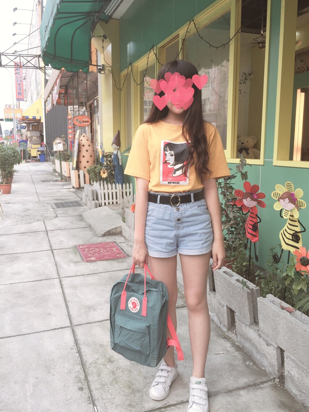 「BASEZOO のアイテム（Tシャツ/カットソー、イエロー系）」を使った、catheriiiiiiiiiine さん（レディース・158cm）の夏コーディネートの1枚目の写真