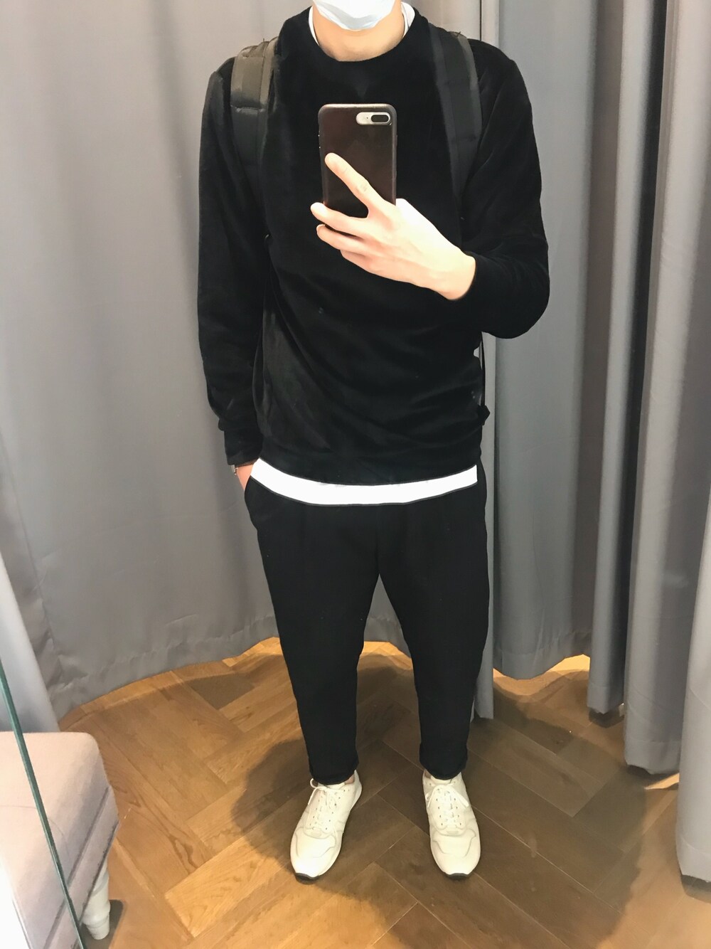 「ootd、Hong Kong、hkboy、black and white」｜「COSのアイテム（その他トップス、ブラック系）」を使った、charlieさん（メンズ・175cm）の春コーディネートの1枚目の写真