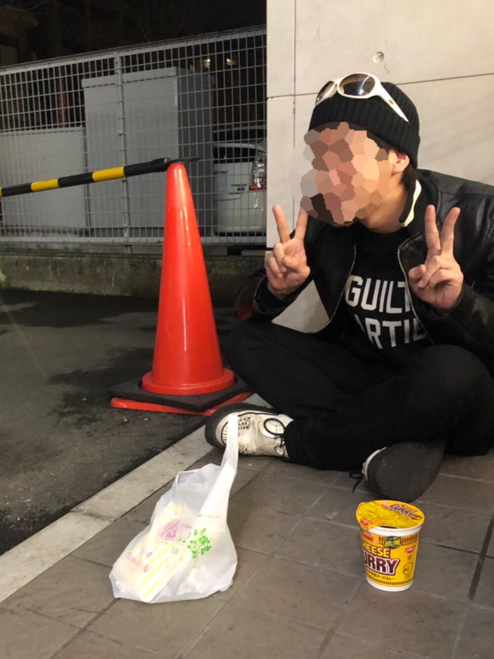 「カップラーメン、モノトーン、コンビニ」｜「BLACK FLYSのアイテム（サングラス、ホワイト系）」を使った、Hideakiさん（メンズ・170cm）の春コーディネートの1枚目の写真
