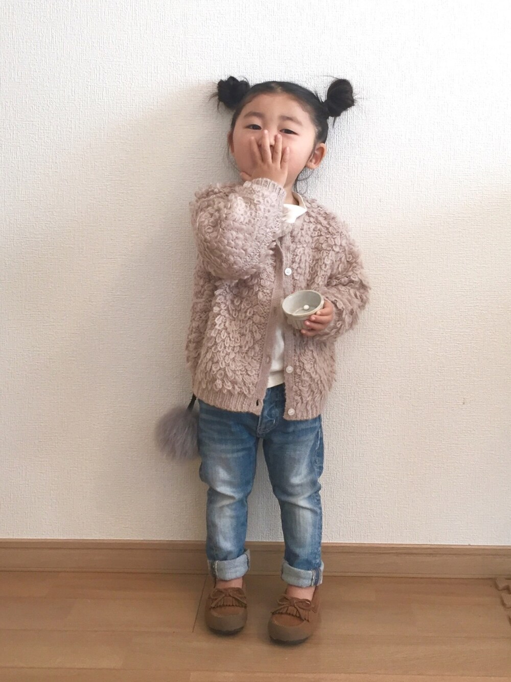 「キッズコーデ、おんなのこ、モカシン、ループカーディガン、ピンク、WEAR的ポーズ、2歳4ヶ月、ツインお団子、デニム、ファー小物」｜「babyGAPのアイテム（Tシャツ/カットソー、ホワイト系）」を使った、renaさん（キッズ・90cm）の冬コーディネートの1枚目の写真