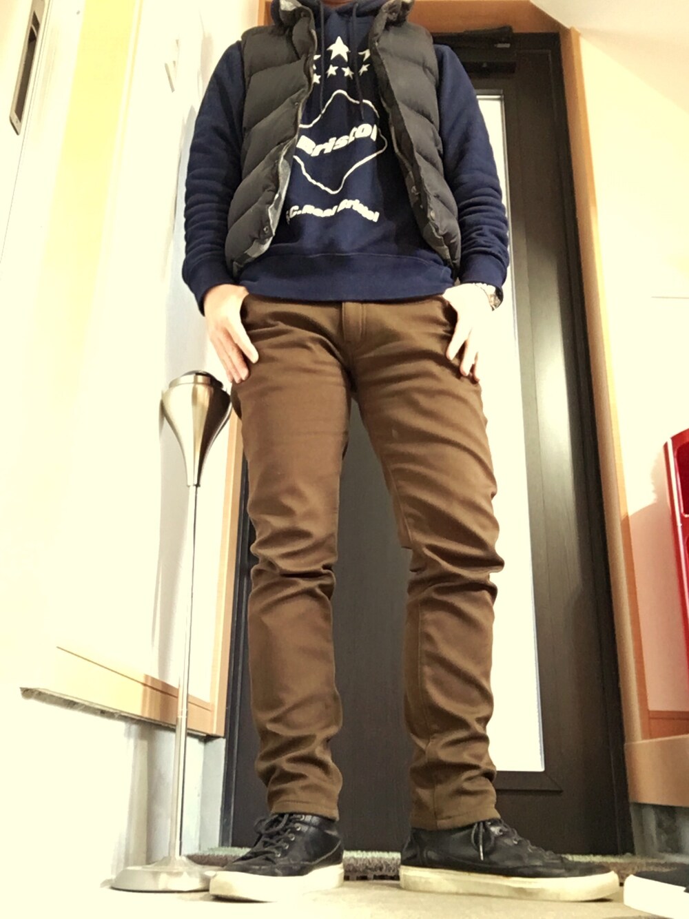 「休日スタイル、カジュアル、黒、ネイビー、カーキ、ダウンベスト、パーカー、スニーカー」｜「F.C.Real BristolのEMBLEM PULLOVER HOODY（パーカー、ブルー系）」を使った、T9Lさん（メンズ・171cm）の冬コーディネートの1枚目の写真