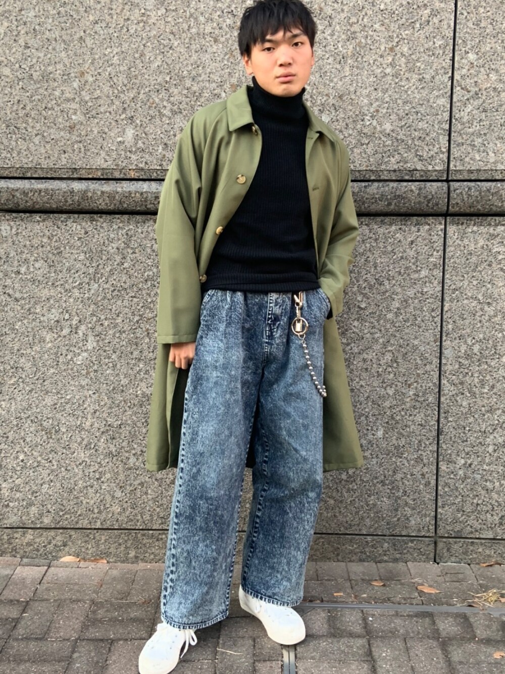 「お洒落さんとつながりたい、オーバーサイズ、オトナカジュアル、タートルネック、デニム、秋のコーデ、秋冬コーデ、ワイドパンツ、ユニクロ、アースカラー」｜「UNIQLOのリブタートルネックセーター（長袖）（ニット/セーター、ブラック系）」を使った、スケ🪕さん（メンズ・176cm）の冬コーディネートの1枚目の写真
