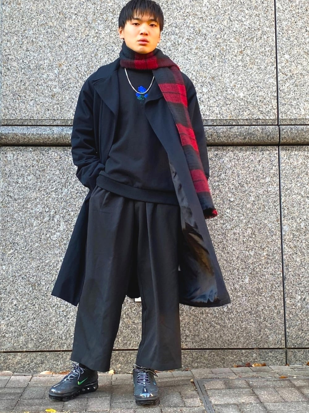 「年末WEAR感謝祭、今日のコーデ、ゆるコーデ、黒、ラフ、ワイドパンツ、オールブラック、大人コーデ、モード、オトナカジュアル」｜「NIKEのナイキ エア ヴェイパーマックス 360 メンズシューズ / スニーカー /NIKE AIR VAPORMAX 360（スニーカー、ブラック系）」を使った、スケ🪕さん（メンズ・176cm）の冬コーディネートの1枚目の写真