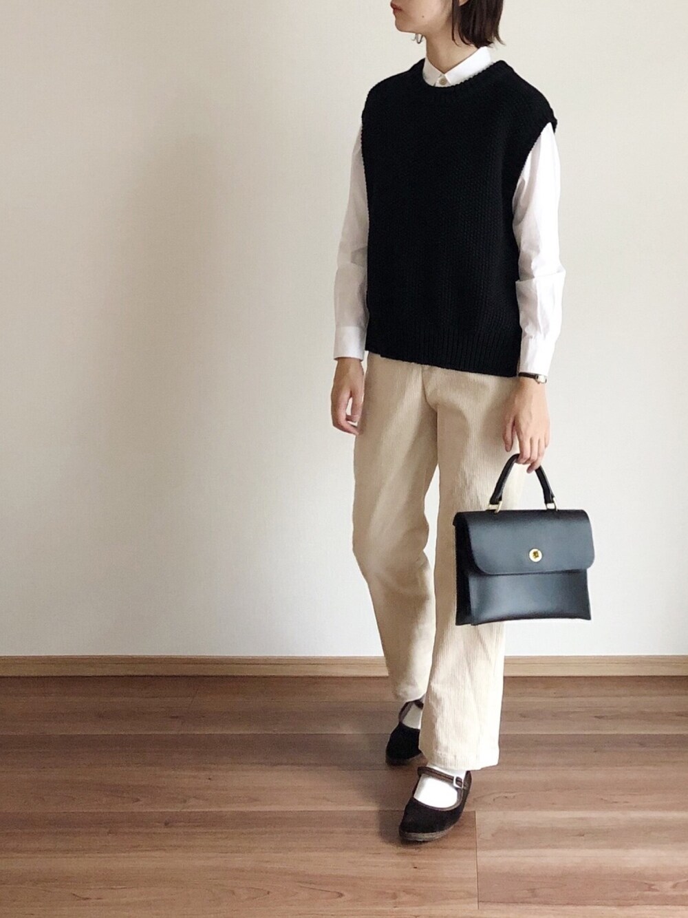 「シンプルコーデ、ニットベスト、ニットベスト×シャツ、シャツスタイル、レイヤードスタイル、モノトーンコーデ、コーデュロイパンツ、白シャツ、オトナカジュアル、秋のコーデ」｜「FORK&SPOONのFORK&SPOON　カノコニットベスト（ベスト、ブラック系）」を使った、あさこさん（レディース・164cm）の秋コーディネートの1枚目の写真