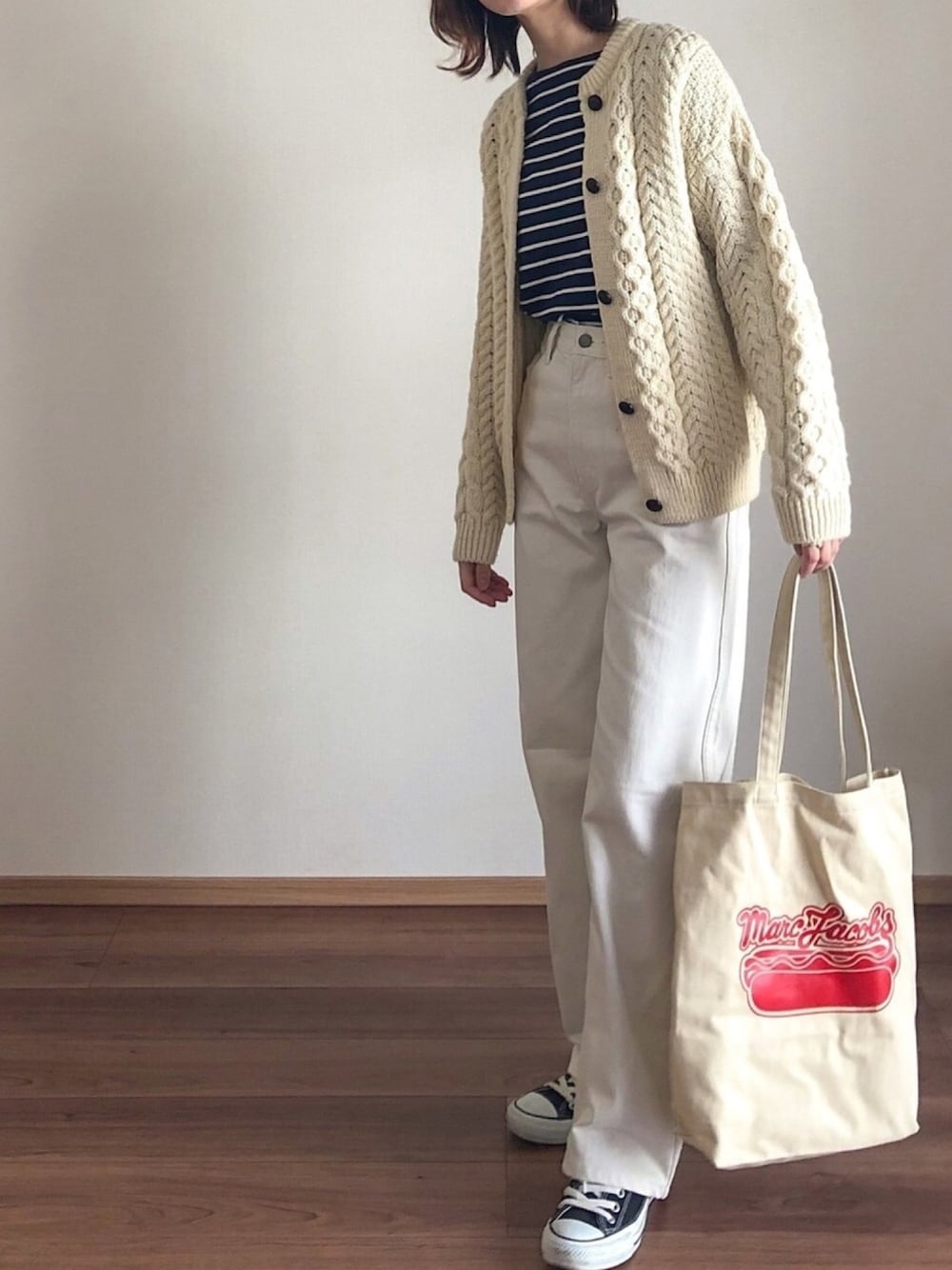 「カジュアルコーデ、シンプルコーデ、白ニット、ニットカーディガン、アランニット、ボーダートップス、ホワイトパンツ、UNIQLO、ユニクロ、オトナカジュアル」｜「aran WOOLLEN MILLSの「Aran Woollen Mills / アランウーレンミルズ」アイリッシュウールニットカーディガン（カーディガン/ボレロ、ホワイト系）」を使った、あさこさん（レディース・164cm）の春コーディネートの1枚目の写真