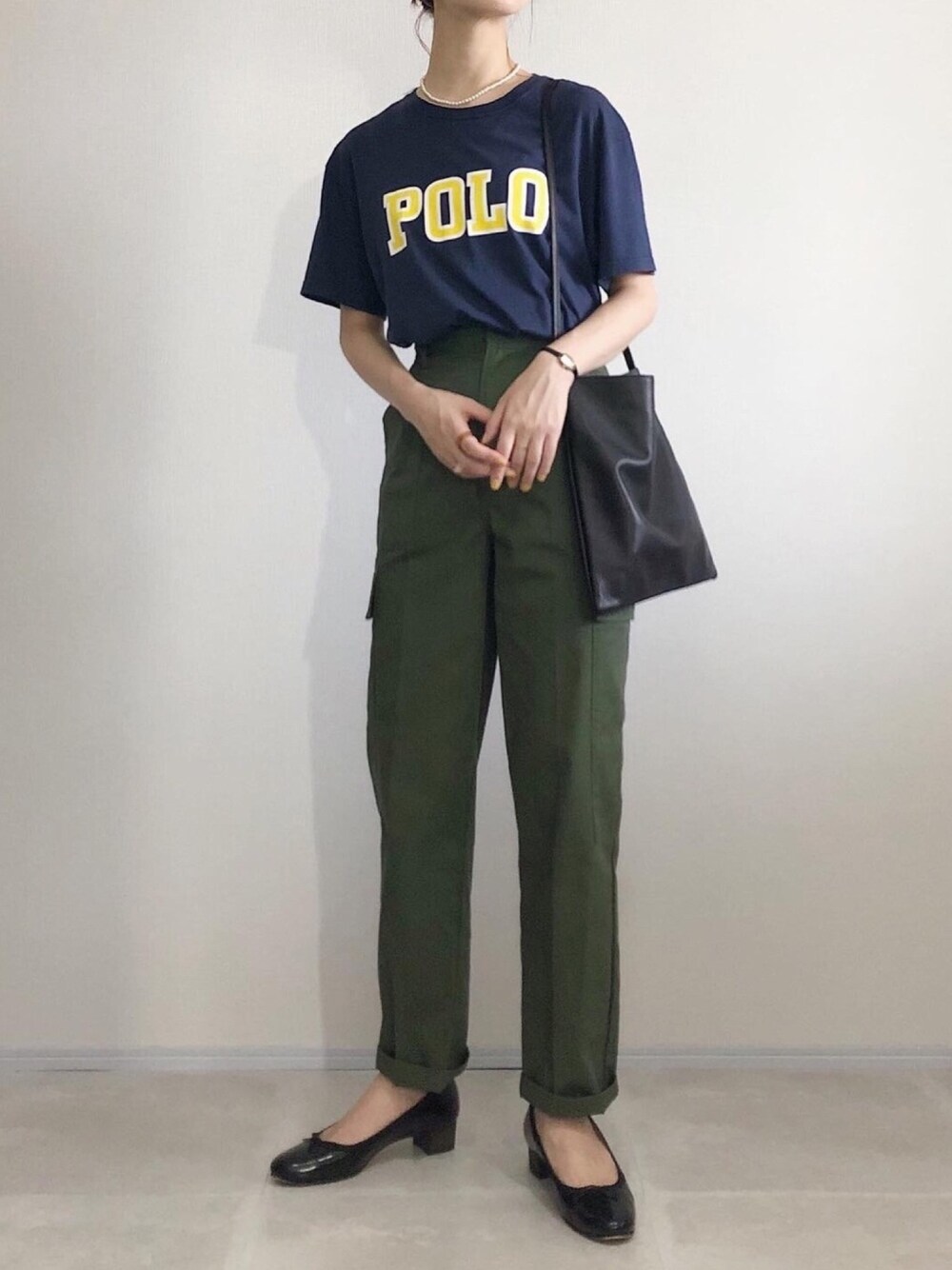 「シンプルコーデ、Polo Ralph Lauren、カーゴパンツ、古着、バレエシューズ、古着MIX、カジュアルコーデ、きれいめカジュアル、大人コーデ、オトナカジュアル」｜「caphの△レザーワンショルダーバッグ（ショルダーバッグ、ブラック系）」を使った、あさこさん（レディース・164cm）の夏コーディネートの1枚目の写真