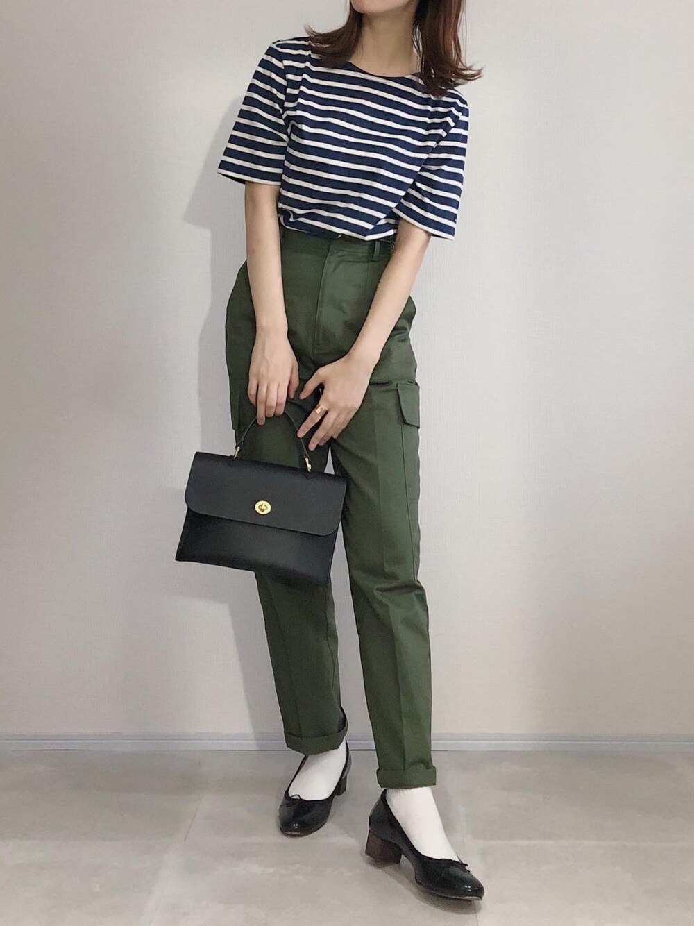 「夏コーデ、ボーダートップス、カーゴパンツ、カーキパンツ、セントジェームス、バレエシューズ、シンプルコーデ、カジュアルコーデ、大人コーデ、パンツスタイル」｜「SAINT JAMESの【SAINT JAMES / セントジェームス】 LEVANT レヴェンド ボートネックTシャツ（Tシャツ/カットソー、ブルー系）」を使った、あさこさん（レディース・164cm）の夏コーディネートの1枚目の写真