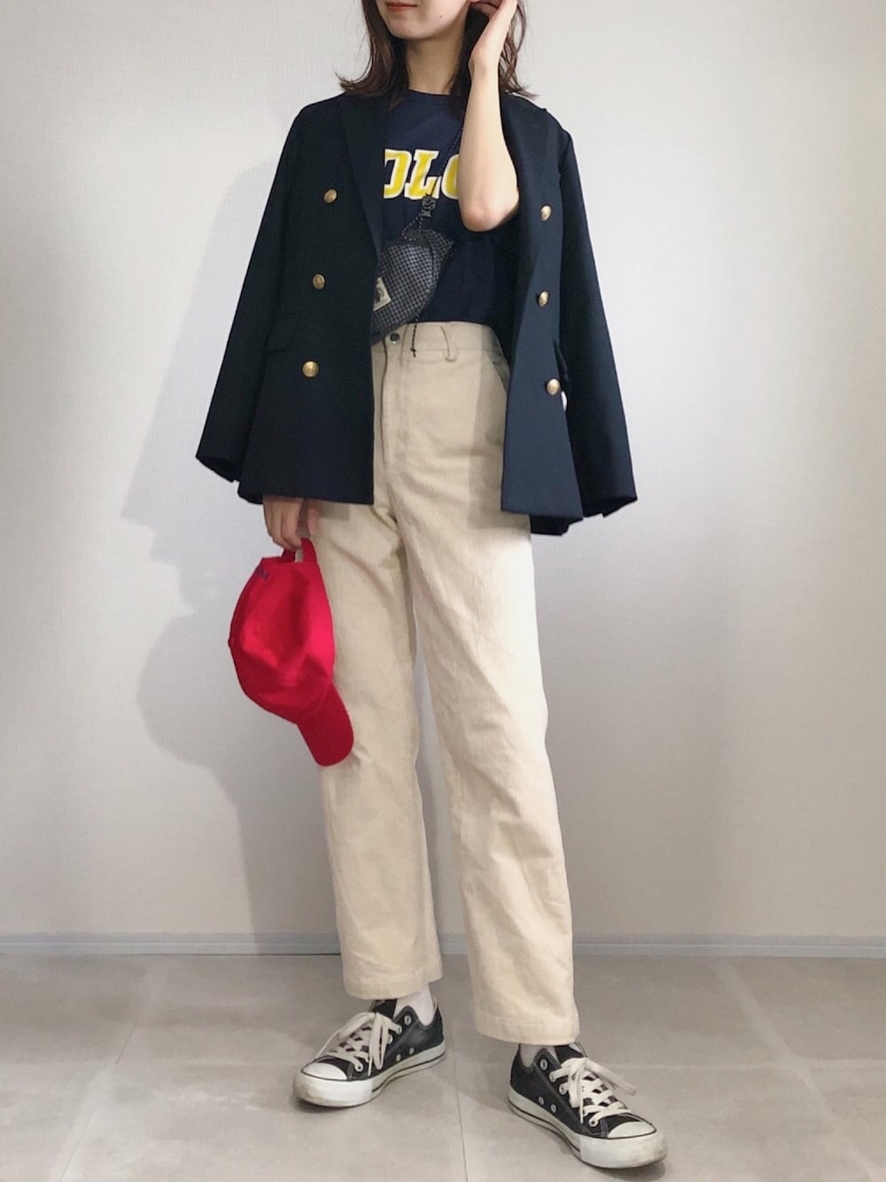 ブルー系のテーラードジャケット、ホワイト系のその他パンツを着用したレディースの秋コーディネートの1枚目の写真