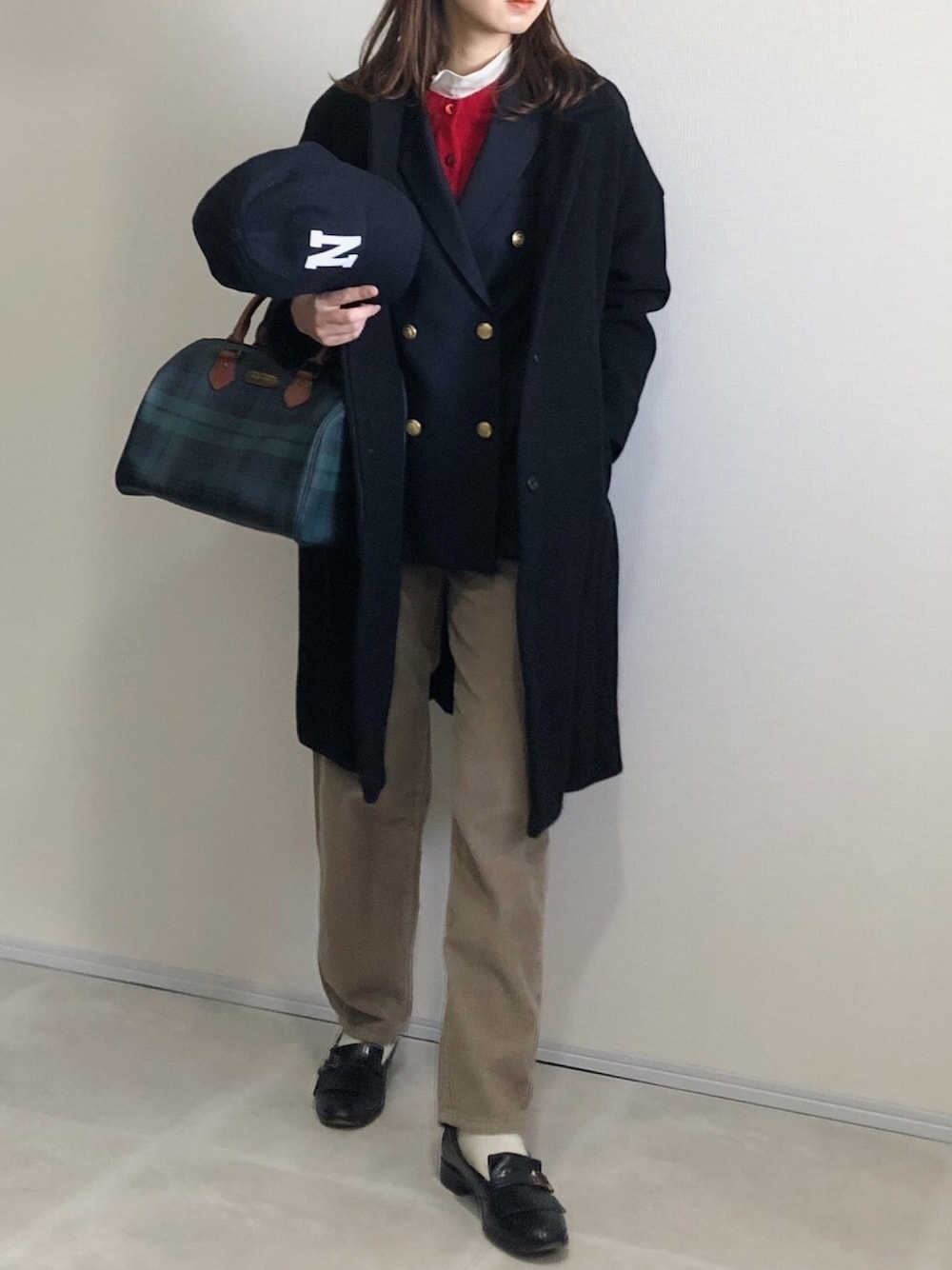 ブルー系のテーラードジャケット、レッド系のカーディガン/ボレロ、ホワイト系のTシャツ/カットソーを着用したレディースの冬コーディネートの1枚目の写真