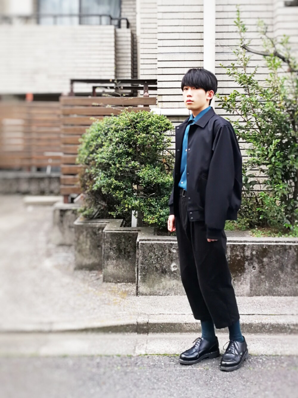 「差し色(緑)、モード、モードストリート、パラブーツ、ストリート、ソックス、st.patrick'sday」｜「uniform experimentのアイテム（ナイロンジャケット、ブラック系）」を使った、南東さん（メンズ・176cm）の春コーディネートの1枚目の写真