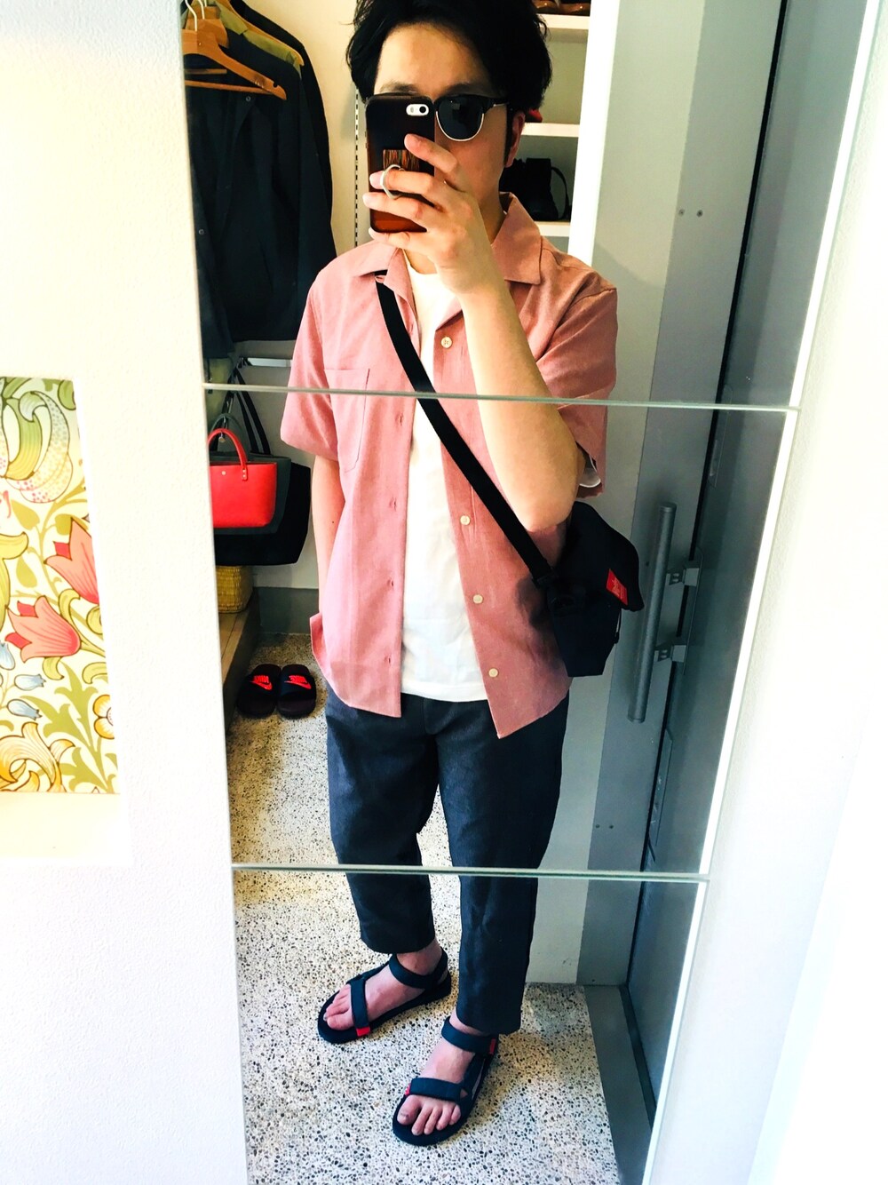 「夏コーデ、カジュアルコーデ、オープンカラーシャツ、ピンク、サンダル、teva、白Tシャツ、Manhattan Portage、ゆるコーデ」｜「GUのアイテム（Tシャツ/カットソー、ホワイト系）」を使った、whaleさん（メンズ・176cm）の春コーディネートの1枚目の写真