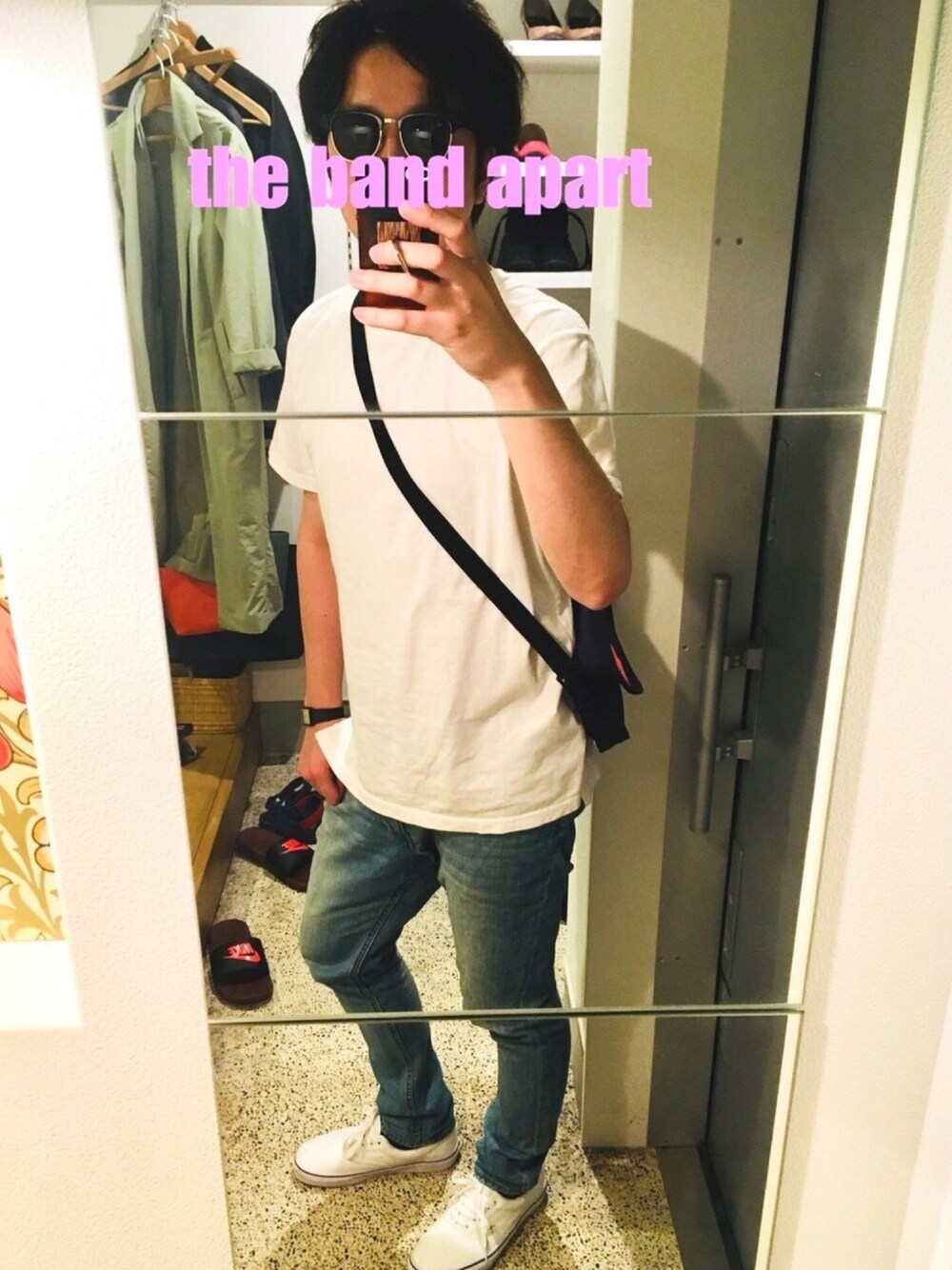 「夏コーデ、白Tシャツ、VANS、白スニーカー、the band apart、ライブ、シンプル、Tシャツ、デニム、チプカシ」｜「kimidoriのアイテム（Tシャツ/カットソー、ホワイト系）」を使った、whaleさん（メンズ・176cm）の春コーディネートの1枚目の写真