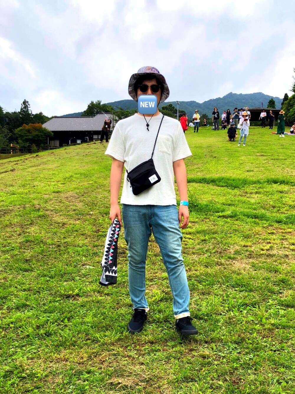 「フェススタイル、F/CE.、夏コーデ、柄パンツ、休日スタイル、Tシャツ、ロールアップ、adidas、山」｜「F/CE. の【F/CE.】CORDURAナイロンサコッシュ（ボディバッグ/ウエストポーチ、ブラック系）」を使った、whaleさん（メンズ・175cm）の夏コーディネートの1枚目の写真