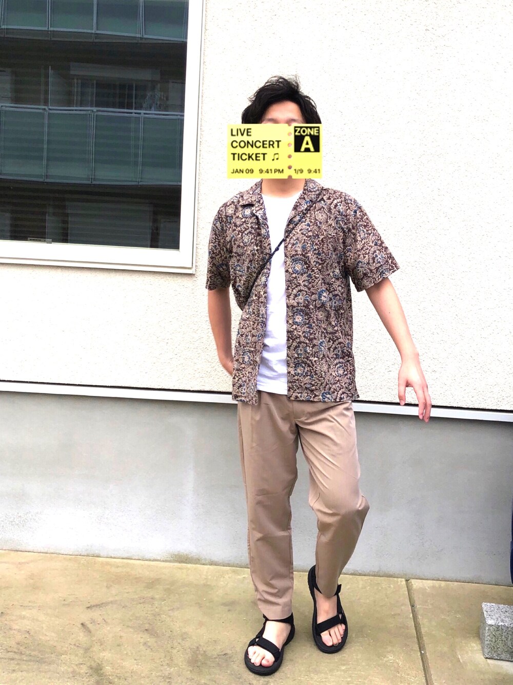 「夏コーデ、オトナカジュアル、柄シャツ、サコッシュ、テーパードパンツ、ベージュ、オープンカラーシャツ、サンダル」｜「URBAN RESEARCHのアイテム（シャツ/ブラウス、ブラウン系）」を使った、whaleさん（メンズ・175cm）の夏コーディネートの1枚目の写真