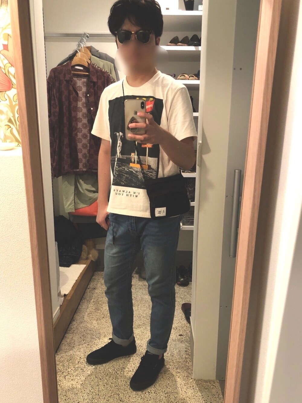 「夏コーデ、カジュアル、デニム、スニーカー、GRAMICCI、ロールアップ、Tシャツ、サコッシュ、シンプル、adidas」｜「F/CE. の【F/CE.】CORDURAナイロンサコッシュ（ボディバッグ/ウエストポーチ、ブラック系）」を使った、whaleさん（メンズ・176cm）の夏コーディネートの1枚目の写真