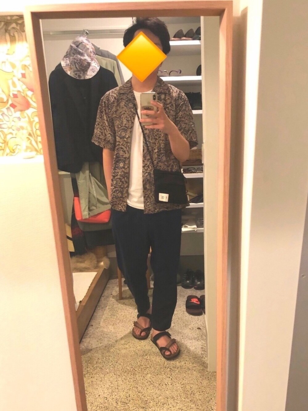 「夏、大人カジュアル、シャツスタイル、柄シャツ、サンダル、テーパードパンツ、サコッシュ、着まわし、ペイズリー、バティック柄」｜「F/CE. の【F/CE.】CORDURAナイロンサコッシュ（ボディバッグ/ウエストポーチ、ブラック系）」を使った、whaleさん（メンズ・175cm）の夏コーディネートの1枚目の写真