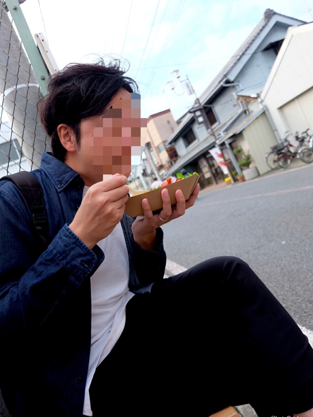 「秋コーデ、シャツスタイル、モノトーン、黒パンツ、GU、祭り、インディゴ、大人カジュアル、チープカシオ、プチプラ」｜「GUのアイテム（シャツ/ブラウス、ブルー系）」を使った、whaleさん（メンズ・176cm）の夏コーディネートの1枚目の写真