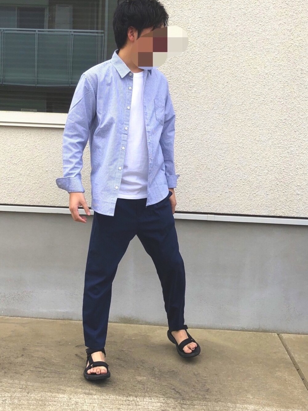 「シンプルコーデ、ラフ、ストライプ、テーパードパンツ、サンダル、ストライプシャツ、オトナカジュアル、秋のコーデ、休日スタイル、袖まくり部」｜「URBAN RESEARCH Sonny Labelのクイックドライレギュラーシャツ（シャツ/ブラウス、ブルー系）」を使った、whaleさん（メンズ・176cm）の秋コーディネートの1枚目の写真