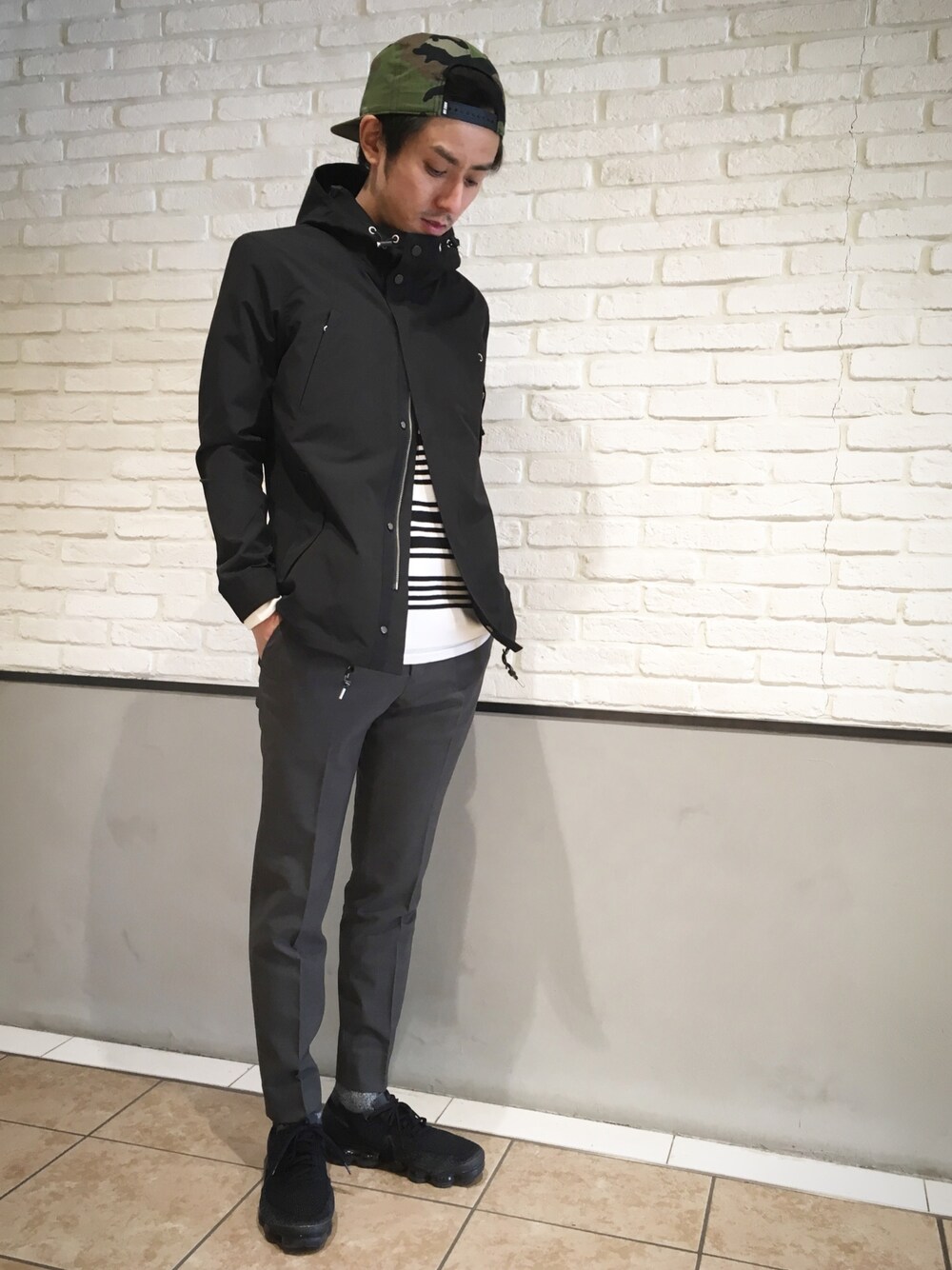 「nanouniverse、ナノユニバース、札幌、札幌ステラプレイス、ショートモッズ、スラックス、春コーデ、キャップ、スニーカー、ミラノリブ」｜「NANO universeのグログランショートモッズブルゾン（マウンテンパーカー、ブラック系）」を使った、nano・universe 札幌ステラプレイス STAFFさん（メンズ・170cm）の冬コーディネートの1枚目の写真