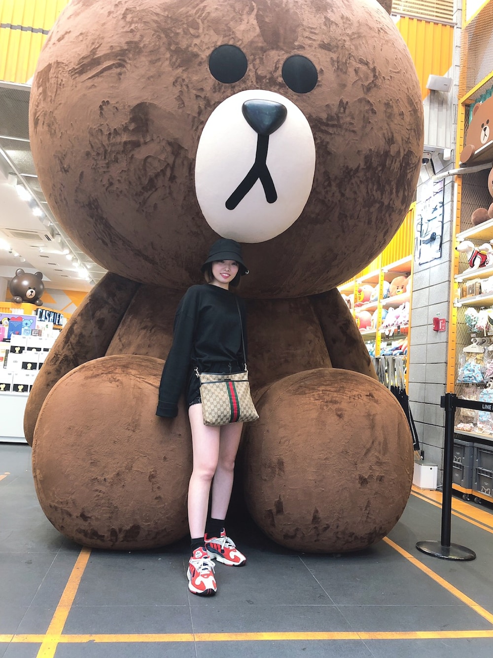 「秋コーデ、ショートヘア、韓国ファッション、韓国ブランド、オルチャンファッション、スニーカー、ダッドスニーカー、ブラック、GUCCI、韓国」｜「VIBRATEのアイテム（帽子、ブラック系）」を使った、mさん（レディース・163cm）の秋コーディネートの1枚目の写真