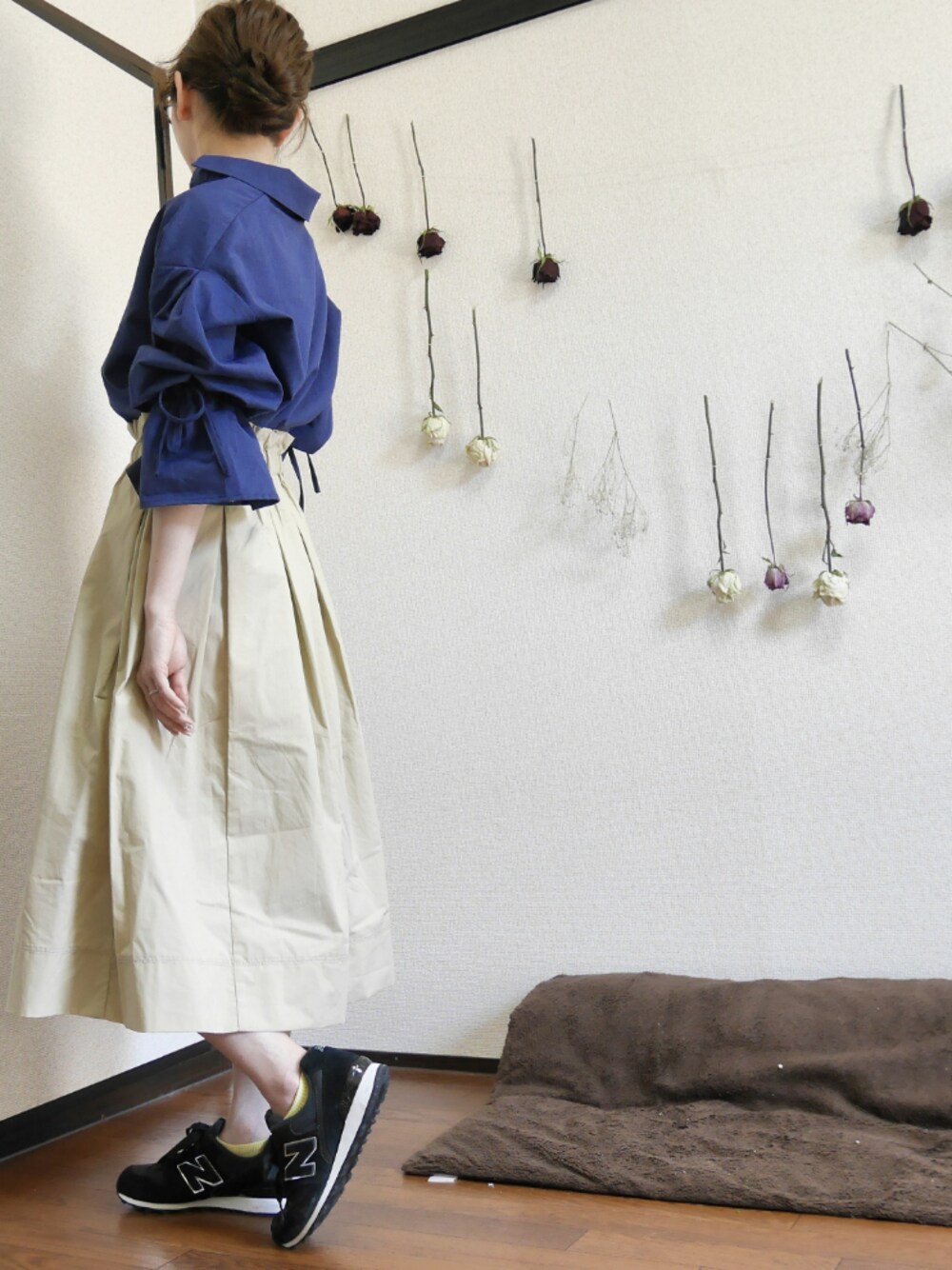 「UNIQLOのアイテム（スカート、ベージュ系）」を使った、林檎さん（レディース・153cm）の春コーディネートの1枚目の写真