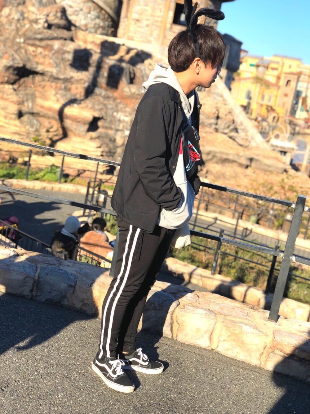 「パーカー、トラックパンツ、guess、VANS、いいね、save、フォローお願いします🤑、フォローお願いします、フォロー返します、専門学生、ストリート」｜「GUのアイテム（ジャケット/アウター、ブラック系）」を使った、Kさん（メンズ・172cm）の冬コーディネートの1枚目の写真