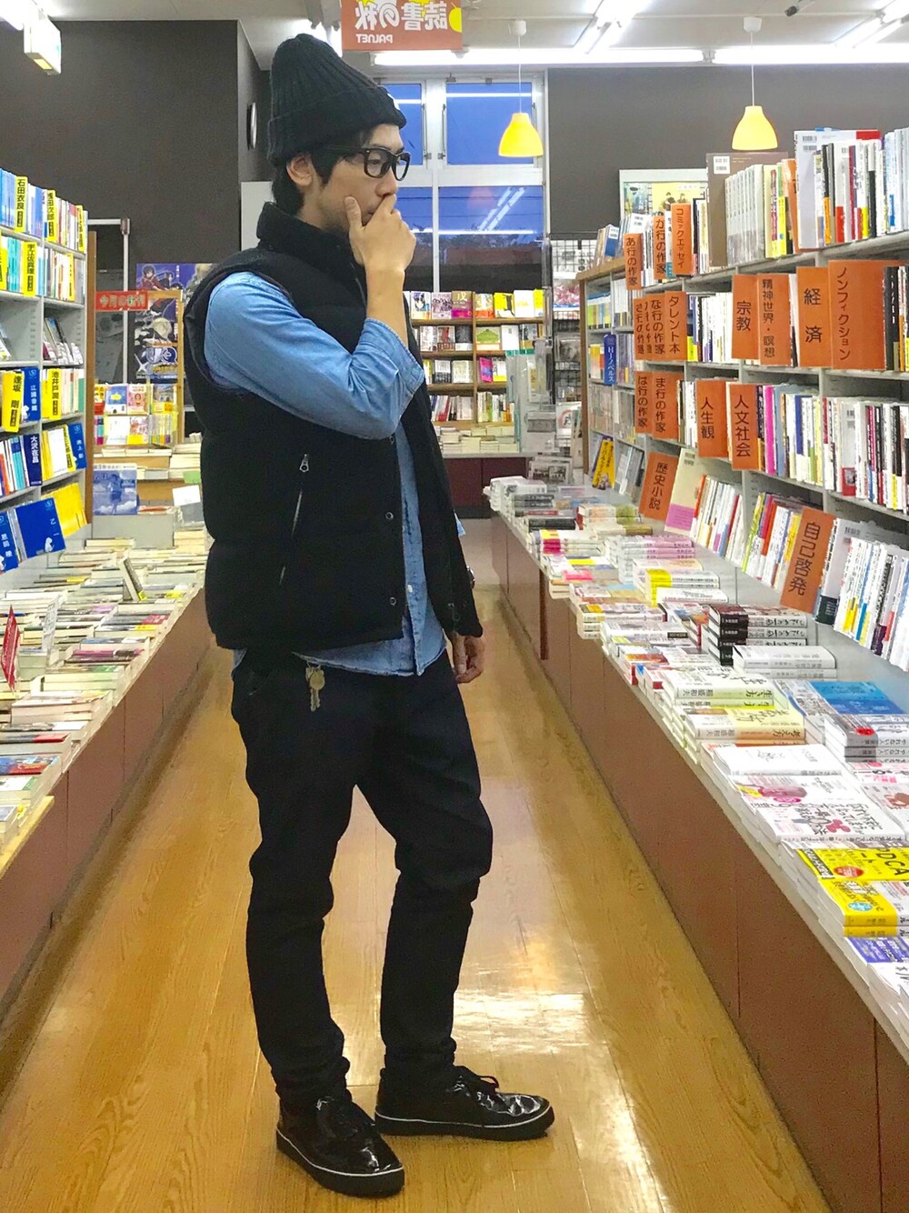 「秋、大人カジュアル、雨の日コーデ、めがね、ダウンベスト、ダンガリーシャツ、デニムパンツ、スニーカー、おしゃれさんと繋がりたい、デニデニフェス告知」｜「WHO'S WHO galleryのアイテム（ダウンベスト、ブラック系）」を使った、ともあき®さん（メンズ・167cm）の秋コーディネートの1枚目の写真