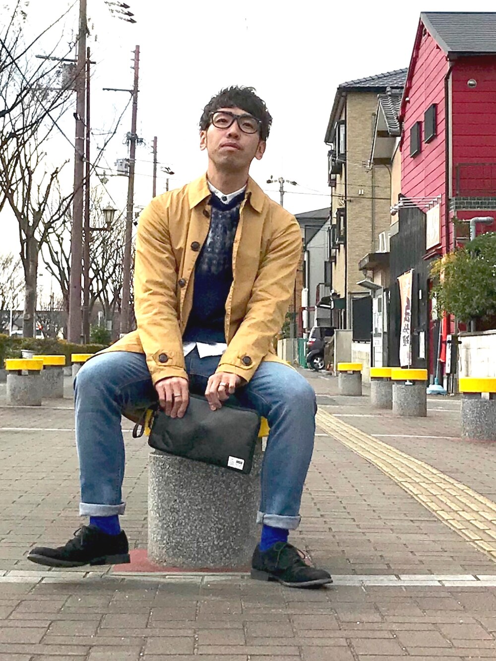 「休日スタイル、オトナカジュアル、ブルーコーデ、ノルディック柄、プチプラ、めがね、クラッチバッグ、ステンカラーコート、キャメルアウター、お洒落さんとつながりたい」｜「RAGEBLUEのアイテム（ニット/セーター、ブルー系）」を使った、ともあき®さん（メンズ・167cm）の冬コーディネートの1枚目の写真