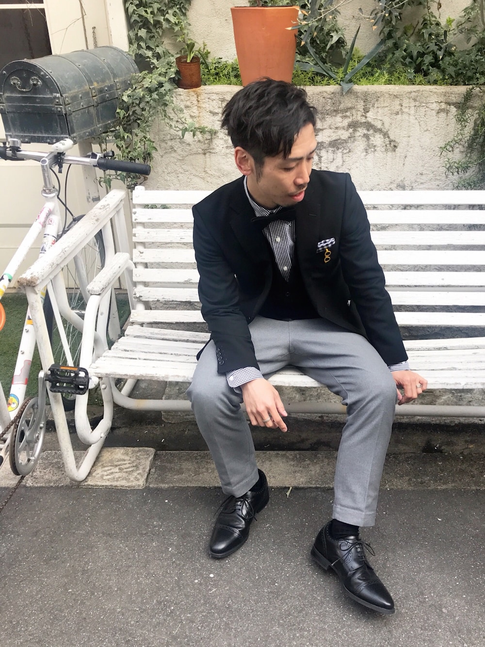 ブラック系のスーツジャケット、ホワイト系のシャツ/ブラウス、グレー系のスラックスを着用したメンズの春コーディネートの1枚目の写真