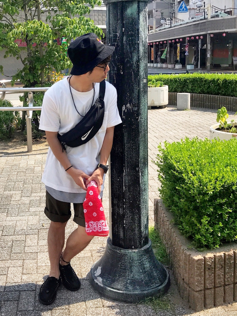 「休日コーデ、カジュアルコーデ、夏コーデ、バケットハット、サングラス、白Tシャツ、ハーフパンツ、スポサン、ウエストポーチ、おしゃれさんと繋がりたい」｜「UNIQLOのスーピマコットンTシャツ（半袖）（Tシャツ/カットソー、ホワイト系）」を使った、ともあき®さん（メンズ・167cm）の夏コーディネートの1枚目の写真