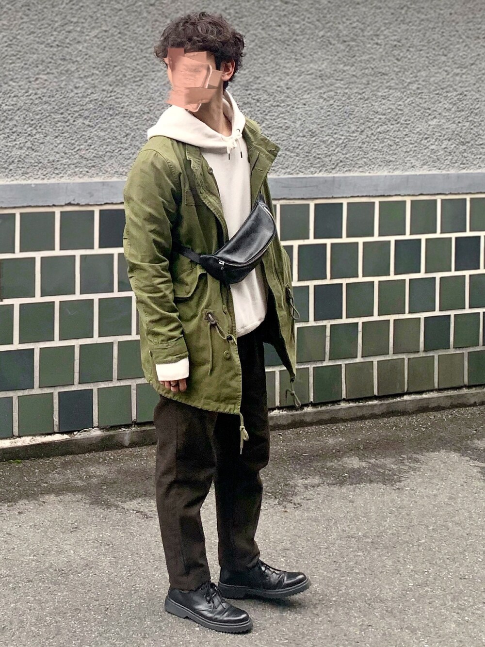 「パーカー、モッズコート、休日スタイル、オトナカジュアル、カーキ、オフホワイト、テーパードパンツ、ブラウン、ユニクロ、低身長」｜「Revo.のRevo. ライナー脱着 中綿 モッズコート [2017秋冬]（モッズコート、グリーン系）」を使った、ともあき®さん（メンズ・167cm）の冬コーディネートの1枚目の写真