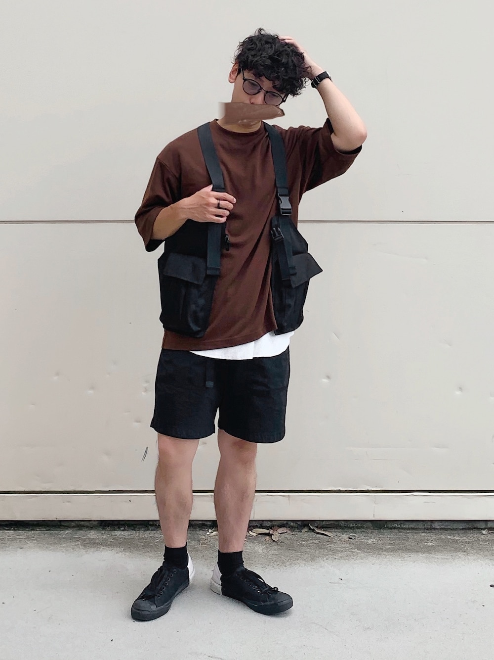 「夏、休日スタイル、サングラス、ビッグシルエット、ベスト、レイヤードスタイル、ショートパンツ、コンバース、スニーカーコーデ、低身長」｜「DEVICEの【WEARISTA じーたー×DEVICE コラボ】Rename CORDURA  バックパックベスト（ベスト、ブラック系）」を使った、ともあき®さん（メンズ・167cm）の夏コーディネートの1枚目の写真