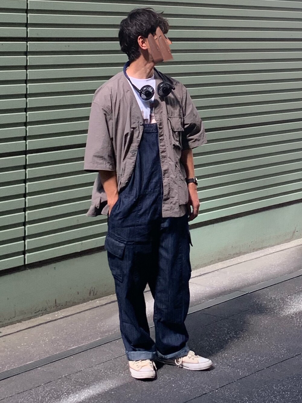 「秋コーデ、オーバーオール、サロペット、オーバーサイズ、Tシャツ×デニム、スニーカーコーデ、低身長、antiqua、GU、converse」｜「antiquaの自然体で着こなしやすい、デニムで仕上げる大人感。デニムカーゴサロペット（サロペット/オーバーオール、ブルー系）」を使った、ともあき®さん（メンズ・167cm）の秋コーディネートの1枚目の写真